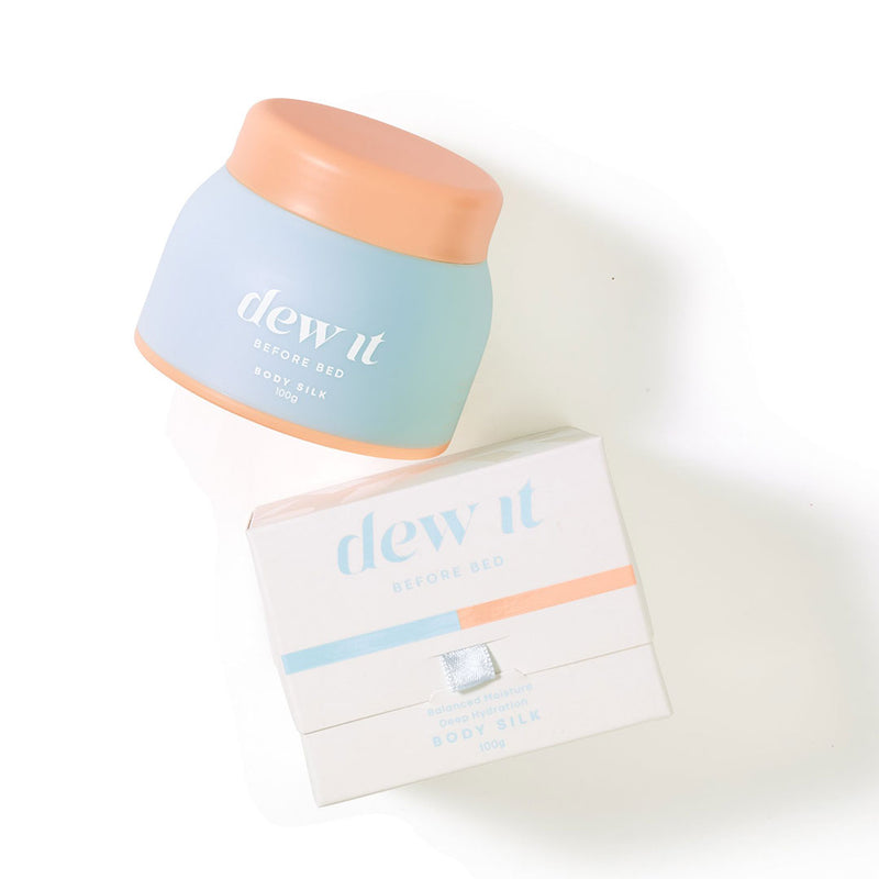 DEW IT BEFORE BED | DEW IT BODY SILK | GLOWING HANDS FREE BODY CARE Pelembap yang melindungi dan menutrisi tubuh di malam hari untuk kulit lembut dan halus. Inovasi Dew It Body Silk mengatasi kulit kering dan pecah dengan kandungan minyak alpukat, minyak almond dan cocoa butter. Gunakan secara rutin di malam hari sebelum tidur untuk hasil maksimal