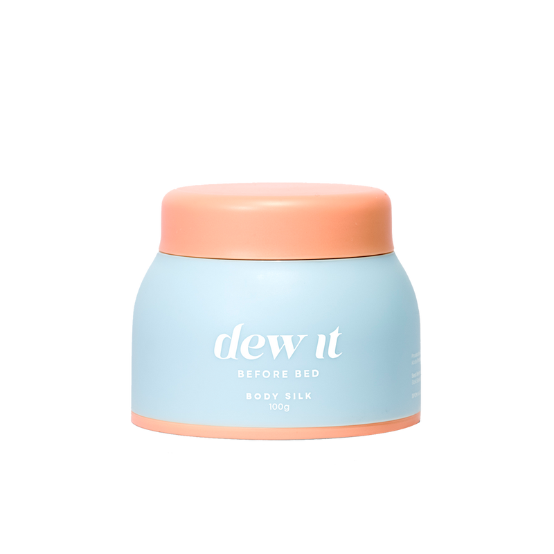 DEW IT BEFORE BED | DEW IT BODY SILK | GLOWING HANDS FREE BODY CARE Pelembap yang melindungi dan menutrisi tubuh di malam hari untuk kulit lembut dan halus. Inovasi Dew It Body Silk mengatasi kulit kering dan pecah dengan kandungan minyak alpukat, minyak almond dan cocoa butter. Gunakan secara rutin di malam hari sebelum tidur untuk hasil maksimal