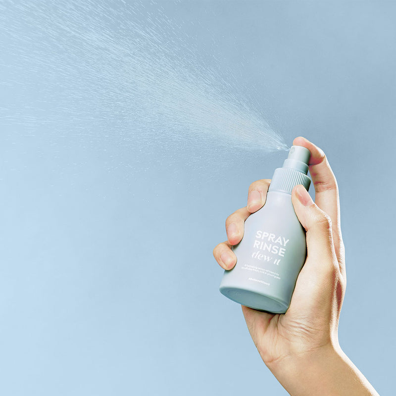 DEW IT IN THE SHOWER | DEW IT BODY WATER OIL | GLOWING HANDS-FREE BODY CARE Spray pelembap kulit tubuh dari paduan minyak kelapa dan minyak almond serta air yang berhidrasi untuk kulit segar, lembut, dan bersinar sepanjang hari. Inovasi hands-free body care dalam bentuk spray pelembap badan mengatasi masalah kulit kering saat mandi. Cara pakai Dew It Body Water Oil: mandi seperti biasa, setelah mandi semprotkan ke seluruh badan secara merata kemudian bilas sebelum mengeringkan badan